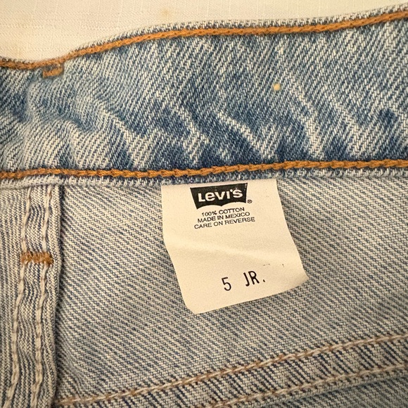 Vintage Levi’s Classic Light Wash Denim Shorts Size 5 - Picture 5 of 5